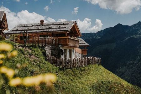 158 Bergbauernhöfe der Südtiroler Qualitätsmarke „Roter Hahn“ liegen auf über 1.500 Metern Höhe. 58 davon sogar im Extremen, fernab der Zivilisation