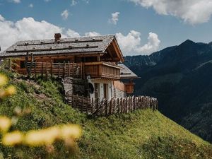 158 Bergbauernhöfe der Südtiroler Qualitätsmarke „Roter Hahn“ liegen auf über 1.500 Metern Höhe. 58 davon sogar im Extremen, fernab der Zivilisation 158 Bergbauernhöfe der Südtiroler Qualitätsmarke „Roter Hahn“ liegen auf über 1.500 Metern Höhe. 58 davon sogar im Extremen, fernab der Zivilisation