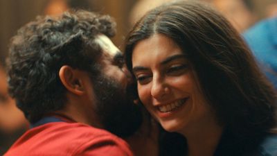 Nino (Hasan Akil) und Yasmina (Mounia Akl) genießen die gemeinsame Zeit miteinander