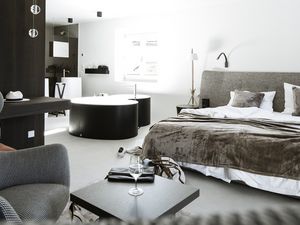 In der Designsuite Marun im Haupthaus des Hotels Weisses Kreuz schlafen Puristen über den Dächern von Burgeis im Südtiroler Obervinschgau