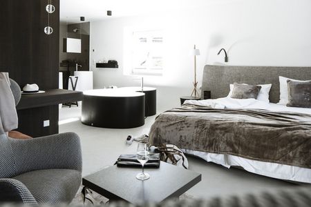 In der Designsuite Marun im Haupthaus des Hotels Weisses Kreuz schlafen Puristen über den Dächern von Burgeis im Südtiroler Obervinschgau