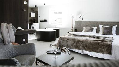 In der Designsuite Marun im Haupthaus des Hotels Weisses Kreuz schlafen Puristen über den Dächern von Burgeis im Südtiroler Obervinschgau