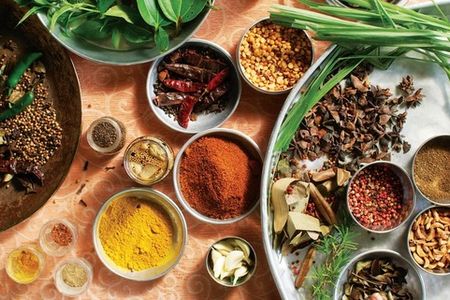 Ein bunter Mix aus verschiedenen Gewürzen auf Mauritius