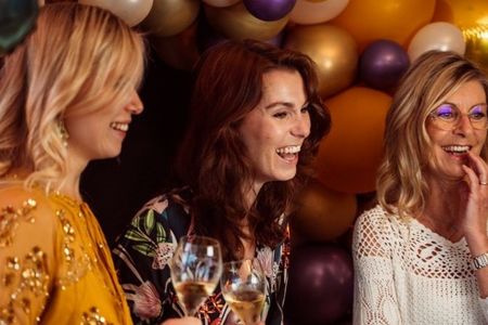 Oberbayerns kulinarischer Sommerhit – beim alljährlichen „Food-Festival“ im Hotel Vier Jahreszeiten Starnberg schlemmen sich Besucher nach einem Champagner-Aperitif stundenlang von Stand zu Stand