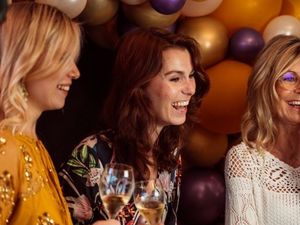 Oberbayerns kulinarischer Sommerhit – beim alljährlichen „Food-Festival“ im Hotel Vier Jahreszeiten Starnberg schlemmen sich Besucher nach einem Champagner-Aperitif stundenlang von Stand zu Stand Oberbayerns kulinarischer Sommerhit – beim alljährlichen „Food-Festival“ im Hotel Vier Jahreszeiten Starnberg schlemmen sich Besucher nach einem Champagner-Aperitif stundenlang von Stand zu Stand