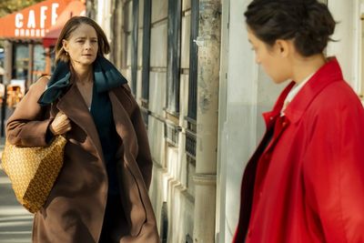 Lilian (Jodie Foster) trifft sich mit der Tochter (Luàna Bajrami) ihrer verstorbenen Patientin Paula