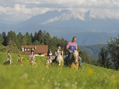 Auf über 60 „Roter Hahn“-Bauernhöfen in Südtirol können Urlauber gemeinsam mit dem Bauern oder der Bäuerin ausreiten, drei davon haben sich auf diesem Gebiet sogar spezialisiert