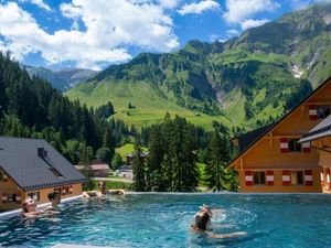 Umringt von Gipfeln am Ortsrand von Schröcken liegt das Berghaus Schröcken Umringt von Gipfeln am Ortsrand von Schröcken liegt das Berghaus Schröcken