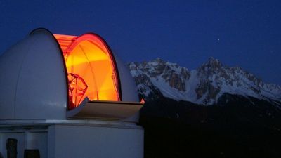 Faszinierende Ausblicke, nicht nur für Hobby-Astronomen: Die Volkssternwarte Max Valier in Gummer nahe Bozen liegt auf einem Hochplateau und bietet auch im Winter regelmäßig Führungen an