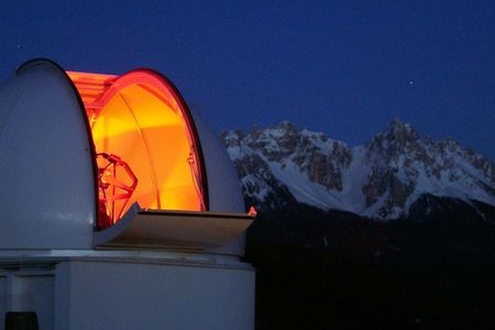 Faszinierende Ausblicke, nicht nur für Hobby-Astronomen: Die Volkssternwarte Max Valier in Gummer nahe Bozen liegt auf einem Hochplateau und bietet auch im Winter regelmäßig Führungen an