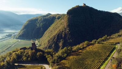 Wein im Stein: Im Rahmen der Konzertreihe „Melodi di Vini“ lädt der Tourismusverein Leifers zum Musik- und Weinevent in den Felsenkeller der Laimburg 