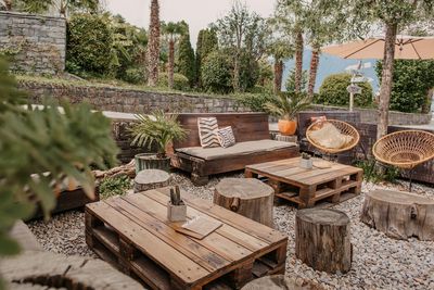 Direkt am Ufer des Lago Maggiore liegt im beschaulichen Vira der Shaka Beach: eine Strandbar, wie gemacht für einen Sonnenuntergang mit Cocktail