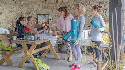 Matte ausrollen, durchatmen und Energie aufsaugen: Von 1. bis 3. März und 8. bis 10. November 2024 finden die Kleebauer Yoga Festivals im gleichnamigen Retreat Center mit Workshops zu den Themen Yoga, Qi Gong, Meditation, Pilates und vielem mehr statt