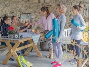 Matte ausrollen, durchatmen und Energie aufsaugen: Von 1. bis 3. März und 8. bis 10. November 2024 finden die Kleebauer Yoga Festivals im gleichnamigen Retreat Center mit Workshops zu den Themen Yoga, Qi Gong, Meditation, Pilates und vielem mehr statt Matte ausrollen, durchatmen und Energie aufsaugen: Von 1. bis 3. März und 8. bis 10. November 2024 finden die Kleebauer Yoga Festivals im gleichnamigen Retreat Center mit Workshops zu den Themen Yoga, Qi Gong, Meditation, Pilates und vielem mehr statt