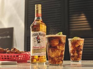 Captain Morgan schickt den Daumen in die wohlverdiente Pause Captain Morgan schickt den Daumen in die wohlverdiente Pause