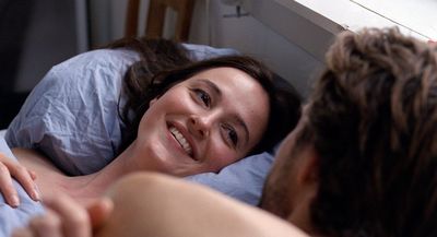 Nora Borg (Renate Reinsve) beginnt eine halbherzige Affäre mit ihrem Kollegen Jakob (Anders Danielsen Lie)
