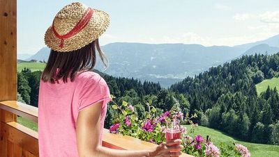 Der Luxus des Einfachen – da reicht allein der Anblick der Südtiroler Bergwelt vom persönlichen „Roter Hahn“-Lieblingshof, den der Stier am liebsten in Begleitung seiner Familie genießt