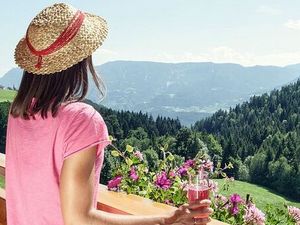 Der Luxus des Einfachen – da reicht allein der Anblick der Südtiroler Bergwelt vom persönlichen „Roter Hahn“-Lieblingshof, den der Stier am liebsten in Begleitung seiner Familie genießt