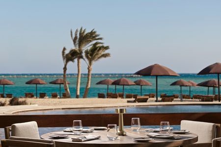 Im The Restaurant im The Chedi isst man mit Blick auf das Rote Meer