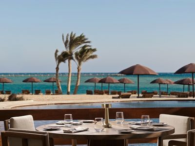 Im The Restaurant im The Chedi isst man mit Blick auf das Rote Meer