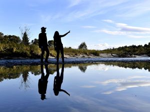 Auf Tuchfühlung mit der Natur: Die Naturschutz-Ranger bieten geführte Erlebnistouren entlang der Isar im Tölzer Land an Auf Tuchfühlung mit der Natur: Die Naturschutz-Ranger bieten geführte Erlebnistouren entlang der Isar im Tölzer Land an