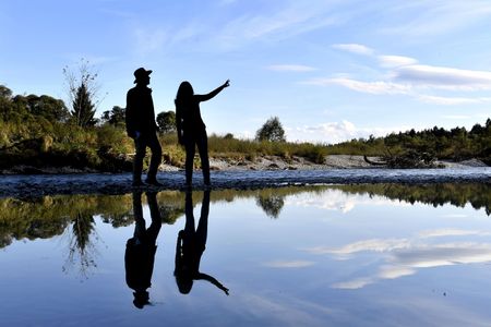 Auf Tuchfühlung mit der Natur: Die Naturschutz-Ranger bieten geführte Erlebnistouren entlang der Isar im Tölzer Land an
