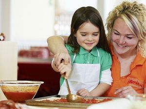 Die erste selbstgebackene Pizza: Im Südtiroler Maria Adventure Family Hotel & Lodge lernen schon die Kleinsten kochen und backen
