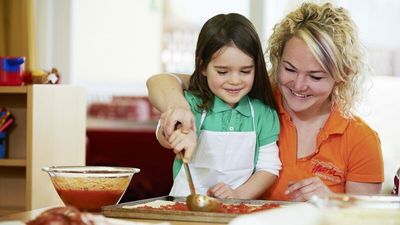 Die erste selbstgebackene Pizza: Im Südtiroler Maria Adventure Family Hotel & Lodge lernen schon die Kleinsten kochen und backen