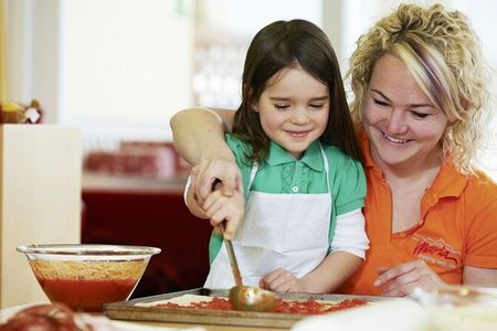 Die erste selbstgebackene Pizza: Im Südtiroler Maria Adventure Family Hotel & Lodge lernen schon die Kleinsten kochen und backen