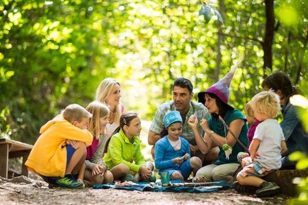 Gemeinsam mit Kräuterpädagogin Elisabeth Taibon Karnutsch lernen Kinder in den Ferien die Geheimnisse der Südtiroler Natur rund um Schenna spielerisch kenne