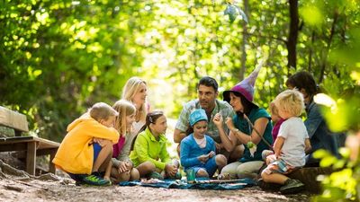 Gemeinsam mit Kräuterpädagogin Elisabeth Taibon Karnutsch lernen Kinder in den Ferien die Geheimnisse der Südtiroler Natur rund um Schenna spielerisch kenne