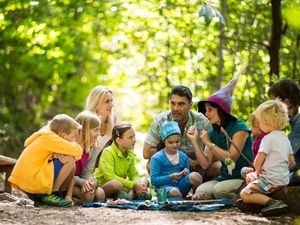 Gemeinsam mit Kräuterpädagogin Elisabeth Taibon Karnutsch lernen Kinder in den Ferien die Geheimnisse der Südtiroler Natur rund um Schenna spielerisch kenne Gemeinsam mit Kräuterpädagogin Elisabeth Taibon Karnutsch lernen Kinder in den Ferien die Geheimnisse der Südtiroler Natur rund um Schenna spielerisch kenne