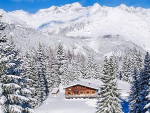 In den gemütlichen Winterzauberhütten im Tiroler Lechtal wartet auf Winter- und Schneeschuhwanderer eine willkommene Stärkung In den gemütlichen Winterzauberhütten im Tiroler Lechtal wartet auf Winter- und Schneeschuhwanderer eine willkommene Stärkung