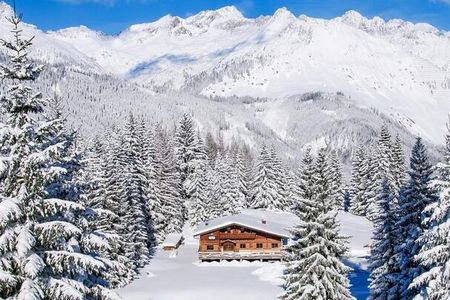In den gemütlichen Winterzauberhütten im Tiroler Lechtal wartet auf Winter- und Schneeschuhwanderer eine willkommene Stärkung