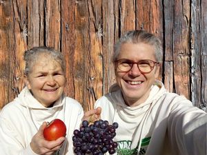 Die Veranstalter des Festival Frischer Früchte Austria auf der MONDI Bellevue Alm Gastein sind Gabriele und Raphael Resch Die Veranstalter des Festival Frischer Früchte Austria auf der MONDI Bellevue Alm Gastein sind Gabriele und Raphael Resch