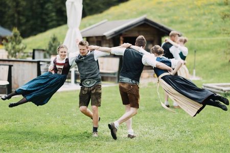 Dirndl und Lederhosentag: Treffpunkt für Traditionsliebhaber