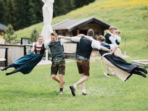 Dirndl und Lederhosentag: Treffpunkt für Traditionsliebhaber Dirndl und Lederhosentag: Treffpunkt für Traditionsliebhaber