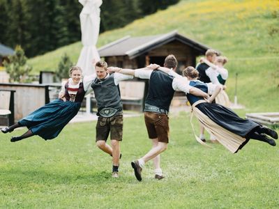Dirndl und Lederhosentag: Treffpunkt für Traditionsliebhaber