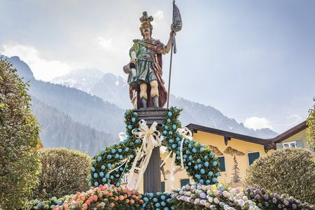 Der historische Florianiplatz mit seinen mittelalterlichen Hausfassaden dient als Kulisse für den prächtigen Bad Reichenhaller Osterbrunnen