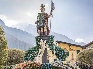 Der historische Florianiplatz mit seinen mittelalterlichen Hausfassaden dient als Kulisse für den prächtigen Bad Reichenhaller Osterbrunnen Der historische Florianiplatz mit seinen mittelalterlichen Hausfassaden dient als Kulisse für den prächtigen Bad Reichenhaller Osterbrunnen