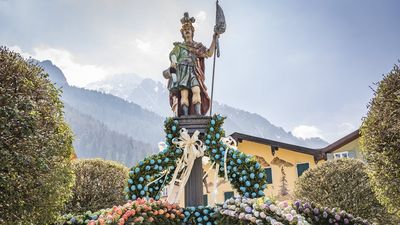 Der historische Florianiplatz mit seinen mittelalterlichen Hausfassaden dient als Kulisse für den prächtigen Bad Reichenhaller Osterbrunnen