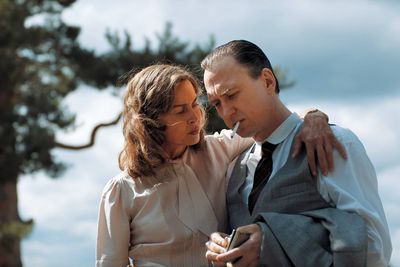Die Frau des Architekten (Susanne Wolff) und der Architekt (Lars Edinger)