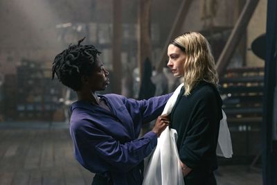 Intensive Suche nach dem richtigen Stoff: Mode-Designerin Sam Anselm (Michaela Coel) und Mother Mary (Anne Hathaway)