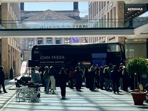 Mit einem ikonischen Londoner Doppeldeckerbus bringt die Agentur den globalen Markenrelaunch von John Frieda nach Berlin, München und Hamburg