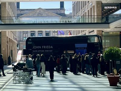 Mit einem ikonischen Londoner Doppeldeckerbus bringt die Agentur den globalen Markenrelaunch von John Frieda nach Berlin, München und Hamburg