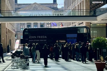 Mit einem ikonischen Londoner Doppeldeckerbus bringt die Agentur den globalen Markenrelaunch von John Frieda nach Berlin, München und Hamburg