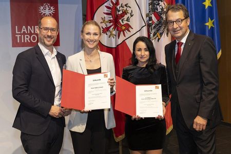 Bei der Ehrung zum „Ausgezeichneten Tiroler Lehrbetrieb“ am 5. Dezember 2024 (v. l. n. r.) zugegen: Mario Gerber, Landesrat in der Tiroler Landesregierung; Valentina Ultsch von der Hotelgruppe Ultsch; Sabrina Gasser, Hoteldirektorin im Hotel Schwarzer Adler Innsbruck und Martin Wetscher, Vizepräsident der WKO Tirol