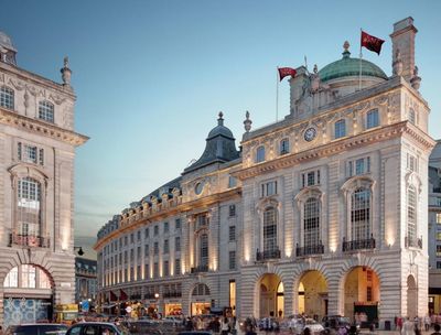 Wer sich an seiner Hochzeit wie ein Royal der Bridgerton–Familie fühlen möchte, ist im Hotel Café Royal genau richtig