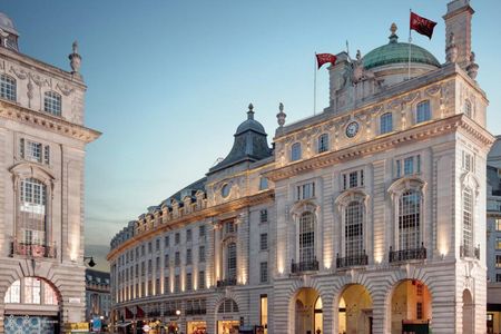 Wer sich an seiner Hochzeit wie ein Royal der Bridgerton–Familie fühlen möchte, ist im Hotel Café Royal genau richtig