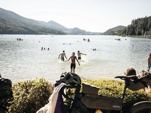 Runter vom Rad, Badezeug an und ab ins Wasser! Entlang der Bikepacking-Route WOSSA, die in Form einer Acht zwischen Deutschland und Österreich verläuft, gibt es zahllose Erfrischungsmöglichkeiten in Seen, Bächen und Flüssen Runter vom Rad, Badezeug an und ab ins Wasser! Entlang der Bikepacking-Route WOSSA, die in Form einer Acht zwischen Deutschland und Österreich verläuft, gibt es zahllose Erfrischungsmöglichkeiten in Seen, Bächen und Flüssen